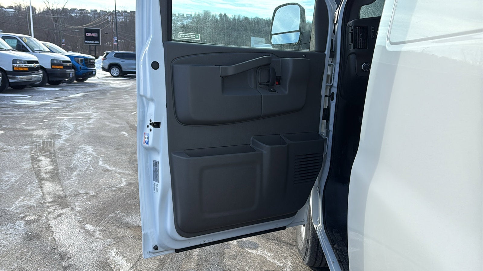 2025 Chevrolet Express Cargo WT