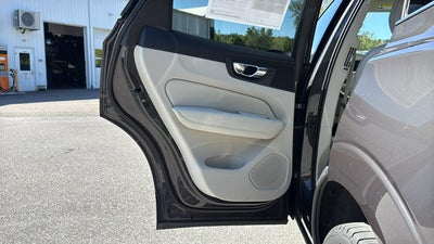 2022 Volvo XC60 Momentum